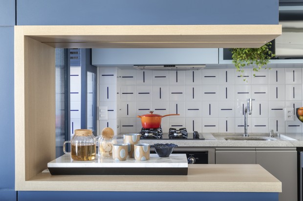 Décor do dia: cozinha aberta tem marcenaria azul, azulejo estampado e soluções inteligentes (Foto: Evelyn Müller)