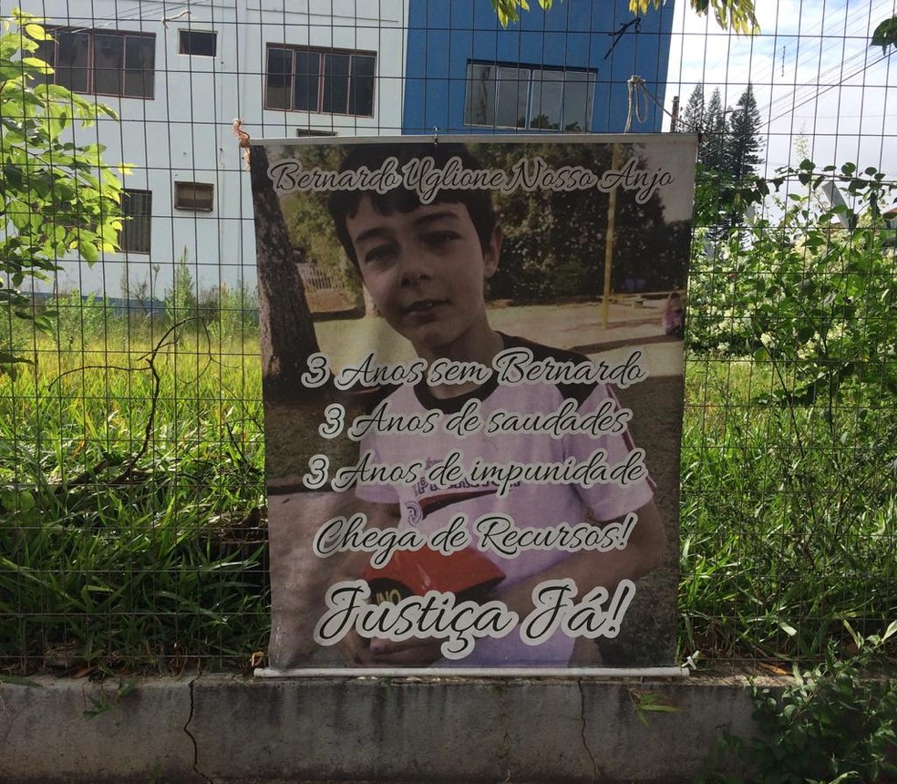 Pelas ruas da cidade, cartazes pedindo justiça são encontrados — Foto: Carolina Cattaneo/G1