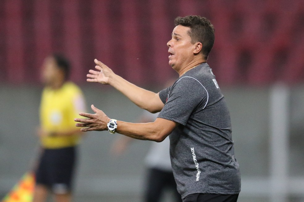 O tÃ©cnico Evaristo Piza estÃ¡ com a renovaÃ§Ã£o encaminhada (Foto: Aldo Carneiro/Pernambuco Press)