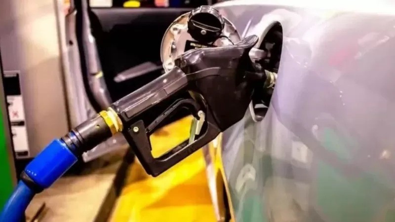 Redução de tributos também afetou preço da gasolina (Foto: GETTY IMAGES via BBC)