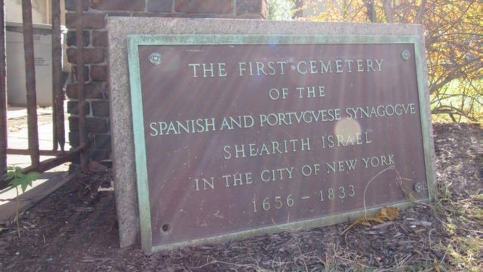Placa homenageia primeiro cemitério judeu em Nova York — Foto: Daniela Levy/BBC