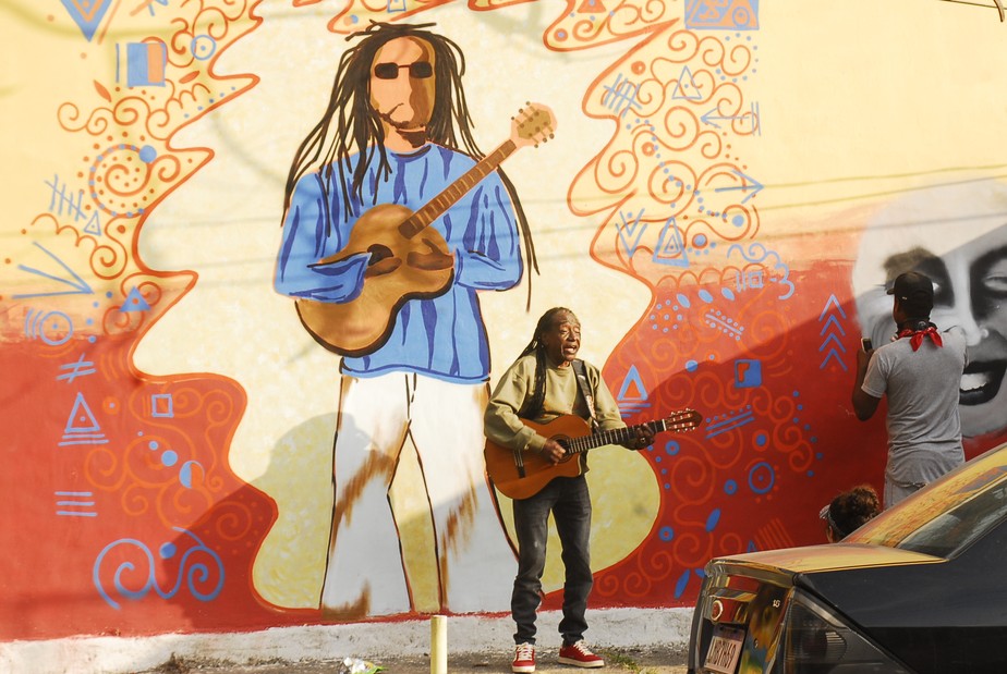 O compositor Macau é retratado em grafite pintado no muro do Colégio Municipal Monselhor Rocha, na Vila Cruzeiro