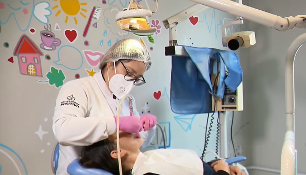 A dentista atua uma vez por semana atendendo pacientes da ONG — Foto: RPC Curitiba