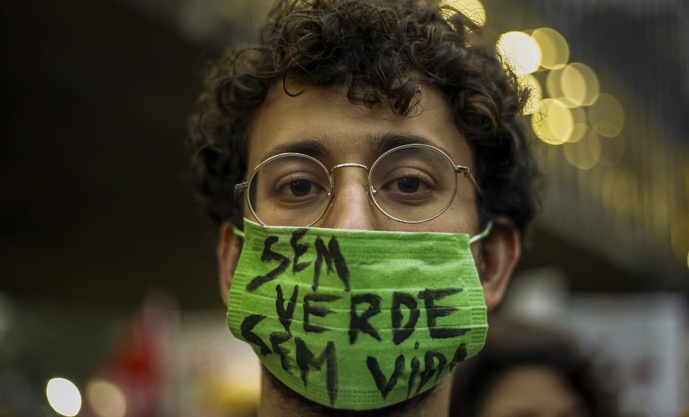 Manifestante usa máscara em protesto pelo clima em São Paulo nesta sexta (20). — Foto: Miguel Schincariol/AFP