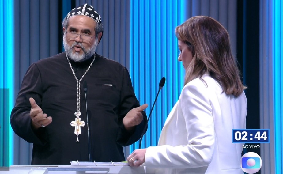 Os candidatos Padre Kelmon (PTB) e Soraya Thronicke (União Brasil) no debate da TV Globo