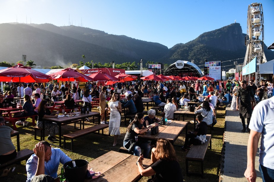 Samba, suor e cerveja (e boa comida): veja como foi o domingo no Rio Gastronomia