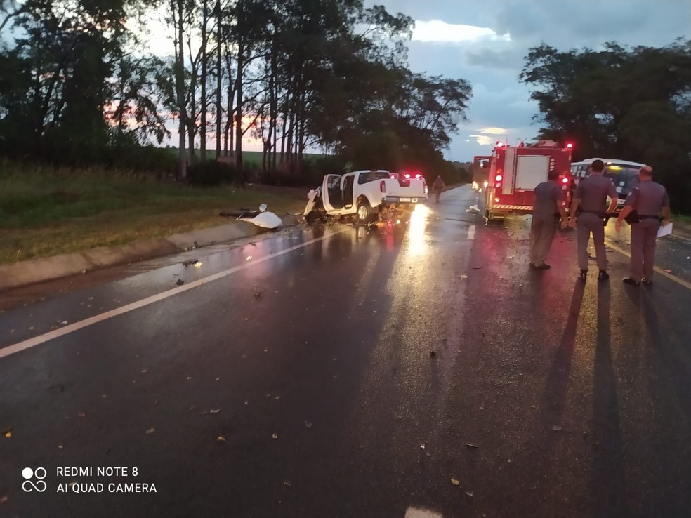 Batida frontal entre caminhonete e caminhão matou uma pessoa — Foto: Polícia Rodoviária 