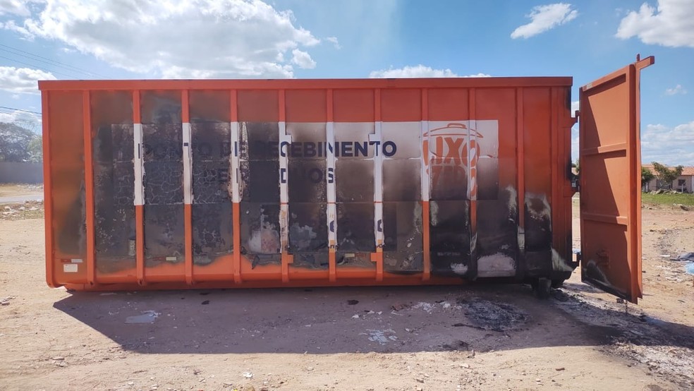 Prefeitura busca responsável por incendiar container de lixo em ato de vandalismo na Zona Norte de Teresina — Foto: Divulgação/Semduh