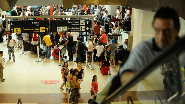 Movimentação de passageiros no aeroporto Santos Dumont do Rio (Foto: Tãnia Rego/Agência Brasil)