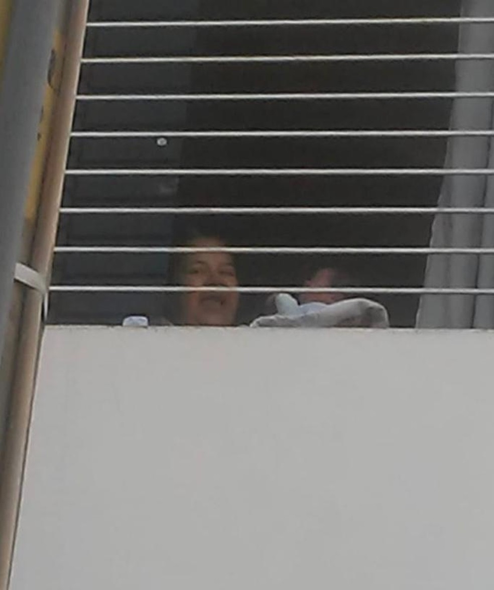 Da janela de hospital, mãe mostra filho ao pedreiro Joel Gomes — Foto: Arquivo Pessoal