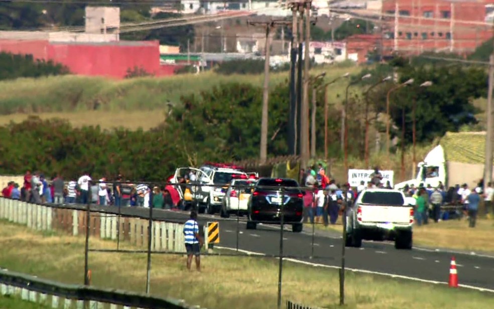 Após negociação com a PM, termina bloqueio de caminhoneiros a carretas de combustível na Replan, em Paulínia. (Foto: Reprodução/EPTV)
