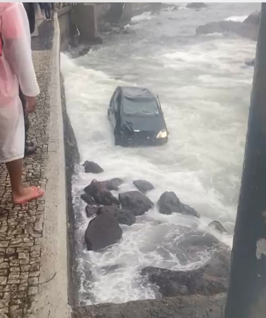 Motorista perde a direção e cai dentro do mar em praia de Niterói