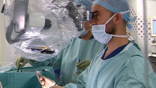 Um microscópio cirúrgico foi usado para examinar a microestrutura dos vasos sanguíneos das gêmeas (Foto: BBC )