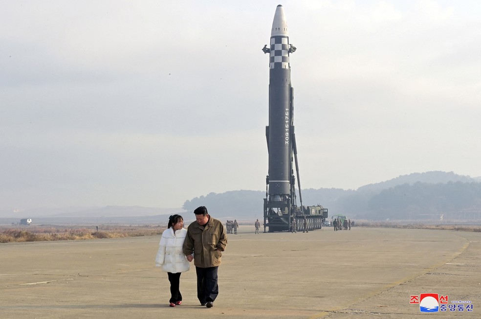 Kim Jong-Un mostrou publicamente a filha pela primeira vez durante teste de lançamento de míssil. — Foto: Reuters