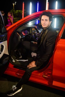 Thiago Mansur a bordo de um dos modelos BMW expostos na festa