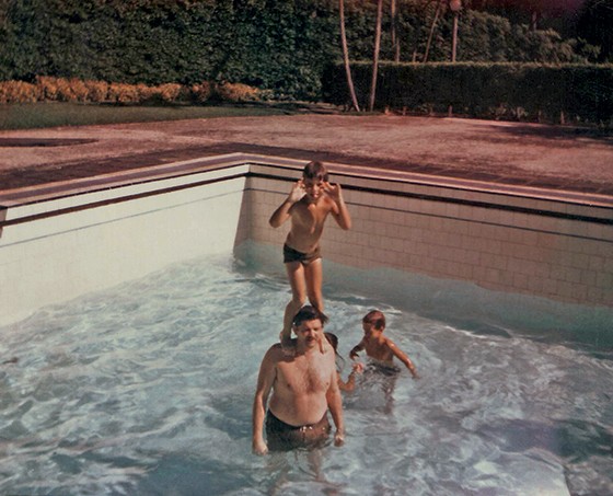 3 | Marcelo nos ombros do pai, na piscina (Foto: Acervo da Família)
