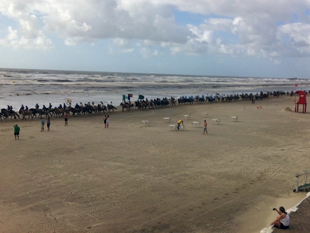 Cavalgada do mar passou pela orla de Tramandaí na manhã desta terça-feira (18) (Foto: Giulia Perachi/RBS TV)