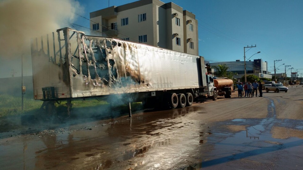 Ba&uacute; do caminh&atilde;o ficou parcialmente destru&iacute;do (Foto: Edivaldo Braga/ Blog do Braga)