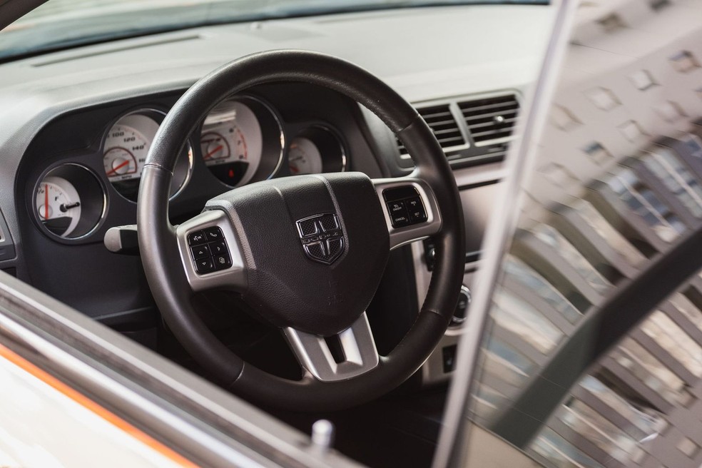 O carro tem interior esportivo e traços do modelo de 1960 — Foto: Bruno Castro/autoesporte