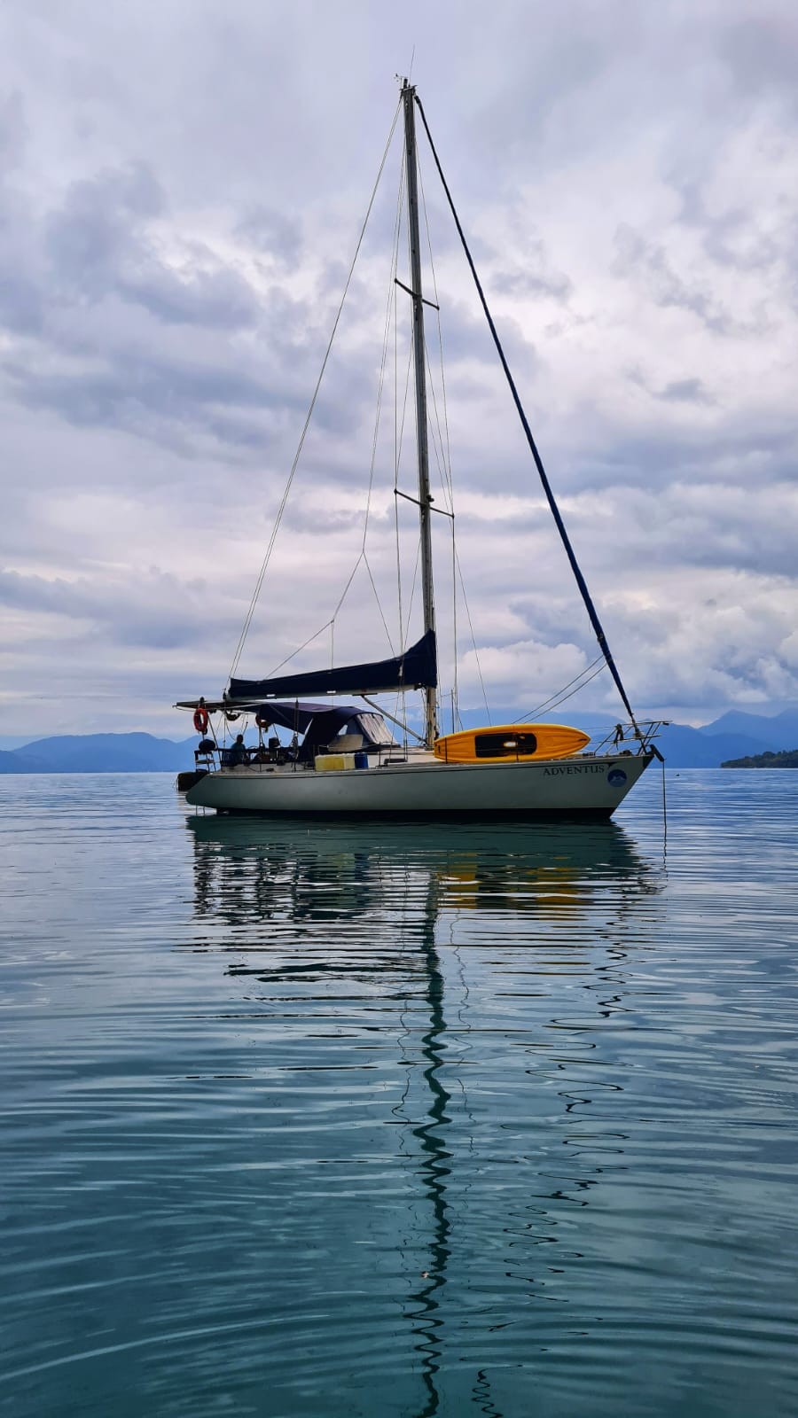 O barco depois de restaurado, nas águas de Paraty — Foto: Reprodução