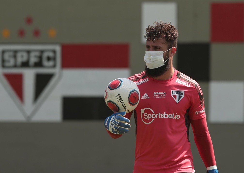 Goleiro Jandrei voltou às atividades no CT do São Paulo — Foto: Rubens Chiri / saopaulofc