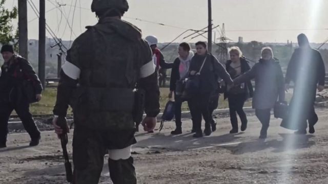 Cinquenta civis conseguiram deixar a siderúrgica em Mariupol na sexta-feira (Foto: EPA via BBC News Brasil)