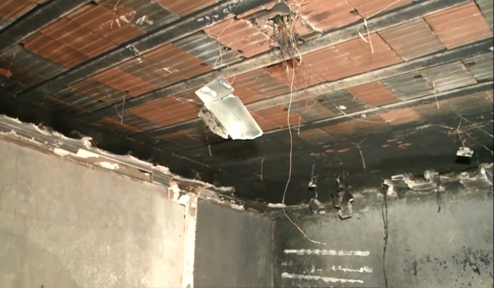 Segundo os proprietários o fogo se alastrou após uma luminária do quarto do casal ter pegado fogo, em Coremas — Foto: Reprodução/TV Paraíba
