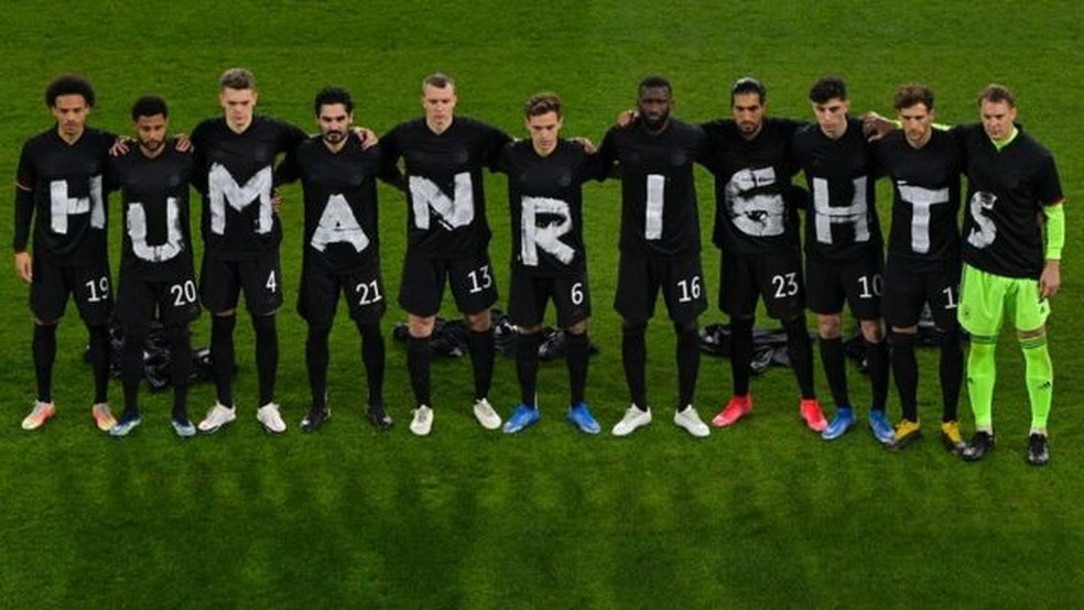 Jogadores alemães protestam antes das eliminatórias da Copa do Mundo — Foto: Getty Images via BBC