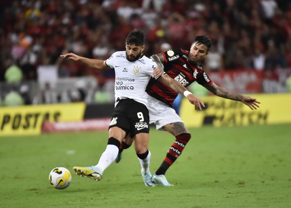 Erick marca Yuri Alberto em Flamengo x Corinthians &mdash; Foto: Andr&eacute; Dur&atilde;o