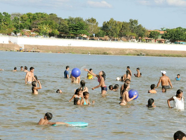Moradores de Araguatins e turistas aproveitam as águas do Rio Araguaia para se refrescar (Foto: Luciano Ribeiro/ATN)