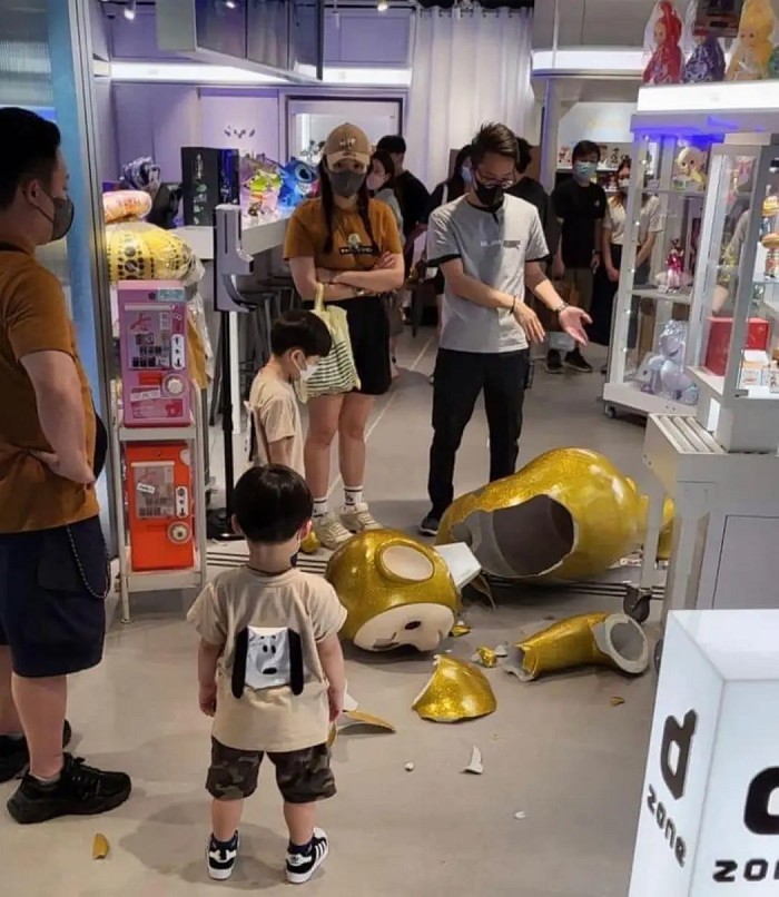 Menino é acusado de quabrar boneco em loja em Hong Kong  (Foto: Reprodução Hong Kong Free Press/Facebook )