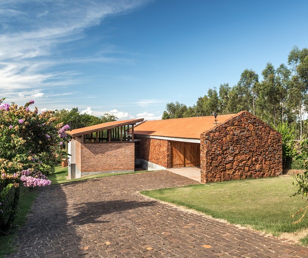 No Paraná, casa de campo foi construída com tijolos reaproveitados e pedras locais (Foto: Eduardo Macarios)