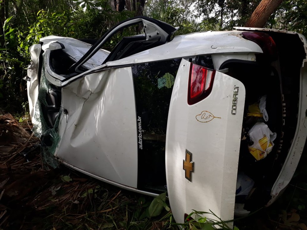 Carro ficou destruído após acidente — Foto: Leilane Macedo/TV Anhanguera