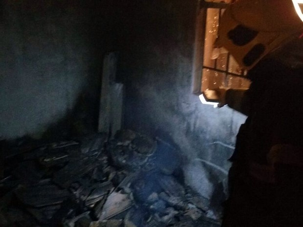 Corpo de homem de 44 anos foi encontrado entre escombros de casa queimada em Divisa Nova, MG (Foto: Corpo de Bombeiros/Divisa Nova)