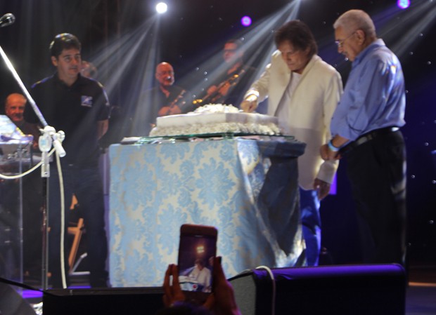 Roberto Carlos, com o irmão Carlinhos, celebra seus 77 anos em show (Foto: AgNews)