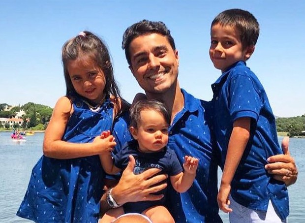 Ricardo Pereira e os filhos (Foto: Reprodução/Instagram)