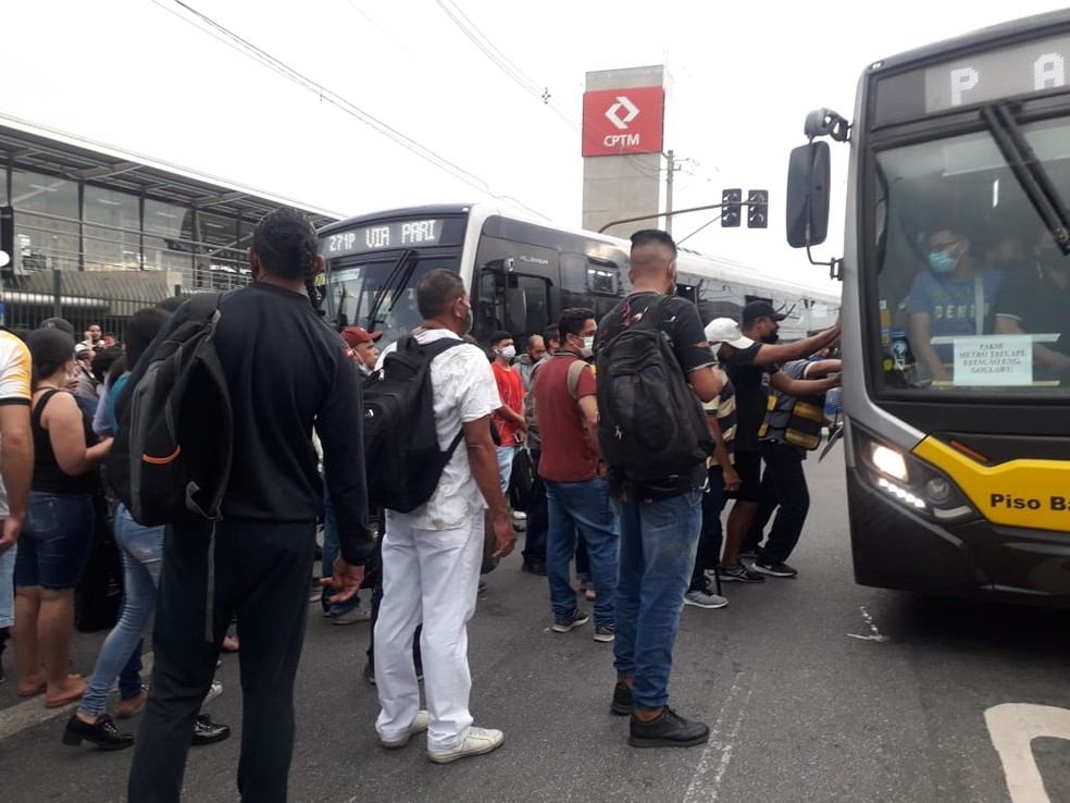 Usuários do transporte público enfrentam manhã complicada após paralisação de trechos nas linhas 11 e 12 da CPTM — Foto: Cássio Arnaldo/Arquivo Pessoal
