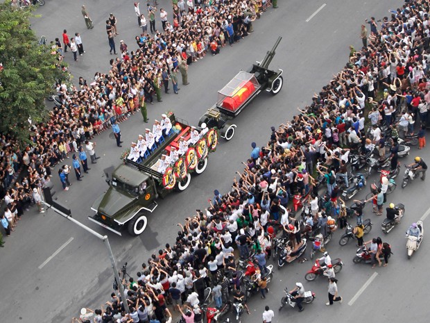 Milhares acompanham o cortejo no Vietnã (Foto: AFP)