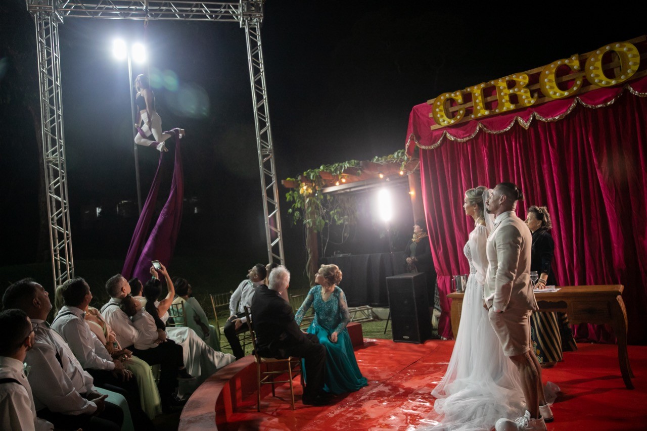 Casal de artistas faz do casamento um espetáculo de circo: 'sonho sempre foi casar no picadeiro'