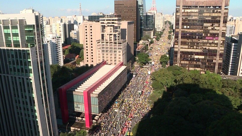 SÃ¢o Paulo, 15h22: Manifestantes fazerm ato prÃ³-Bolsonaro na Avenida Paulista â Foto: GloboNews/ReproduÃ§Ã£o