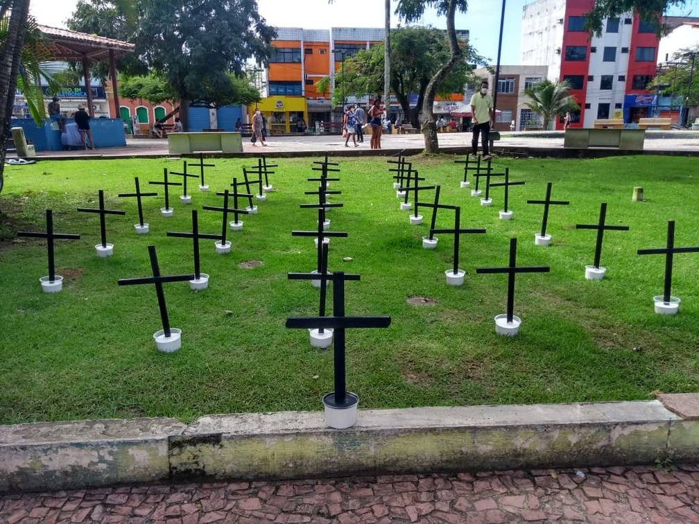 Igreja coloca cruzes em praça de Valença e alerta para o número de mortes pela Covid-19 na cidade — Foto: Wendel Lobão