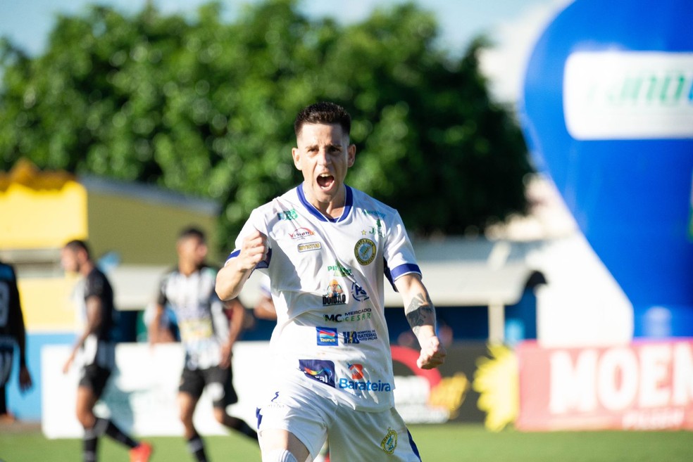 Bruninho abriu o placar, de pênalti, no primeiro tempo. — Foto: Eduardo foto MS