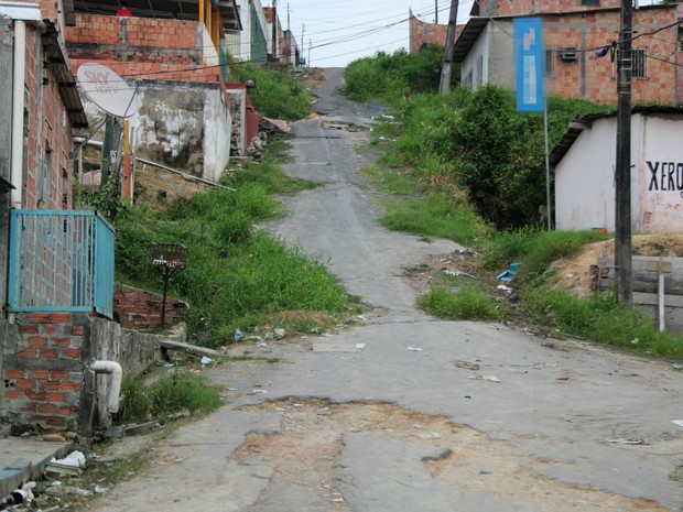 Moradora da Rua Samaria afirma que no local já ocorreram acidentes (Foto: Rickardo Marques/G1 AM)