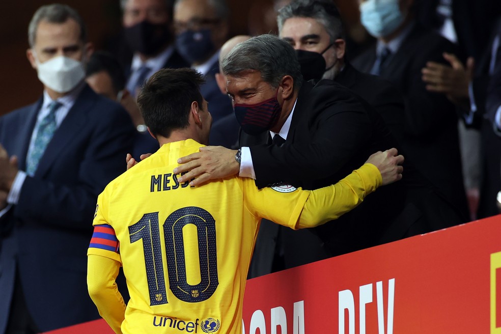Joan Laporta trabalha para a permanência de Messi no Barcelona para a próxima temporada — Foto: Getty Images