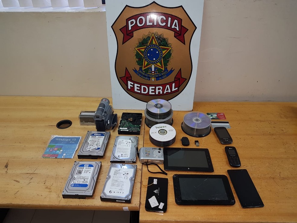 Policiais federais apreenderam DVDs, celulares, tablets, câmeras e HDs usados para o registro e armazenamento de pornografia infantil (Foto: PF/Divulgação)