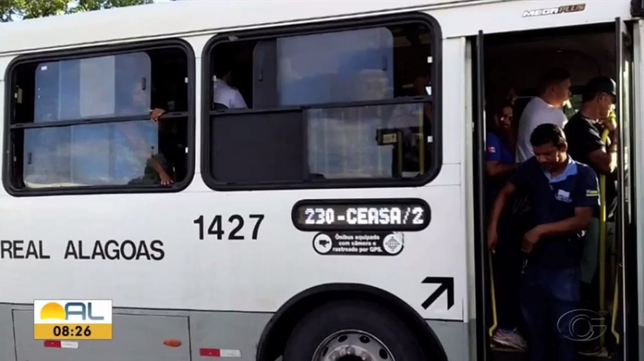 Ônibus circulam lotados em Maceió mesmo com recomendação do MP-AL para que lotação máxima seja de apenas 50% da capacidade — Foto: Reprodução/TV Gazeta