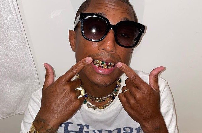 Pharrell Williams com seus grillz de ouro e pedras preciosas (Foto: Reprodução / Instagram)