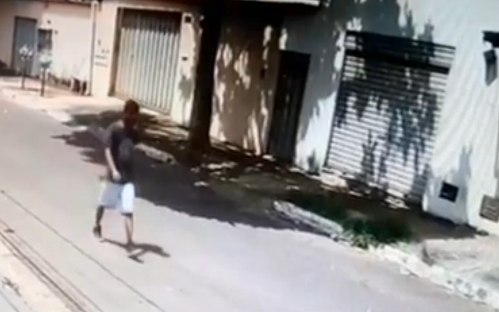 Suspeito de estupro foi visto saindo de uma casa no Jardim América, em Goiânia, Goiás — Foto: Reprodução/TV Anhanguera