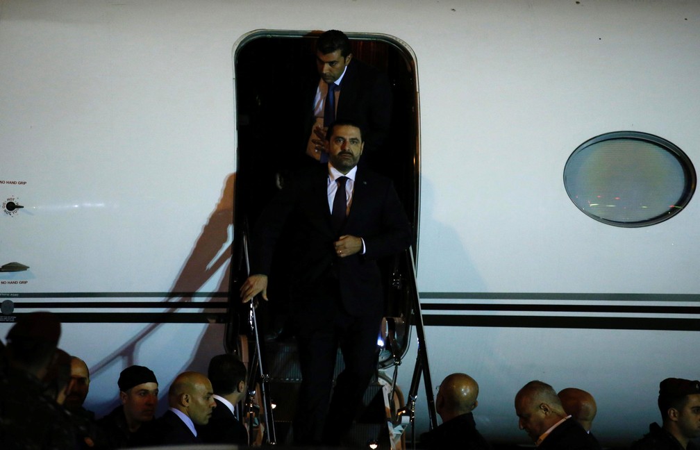 O primeiro-ministro do Líbano, Saad Hariri, desembarca nesta terça-feira (21) no Aeroporto Internacional de Beirute (Foto: Mohamed Azakir/Reuters)