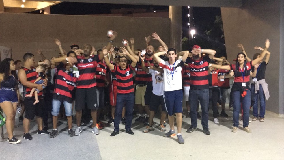 Torcedores da embaixada Fla-Campos em partida contra o Sport, no Maracan&atilde; (Foto: Fabio Cardoso)